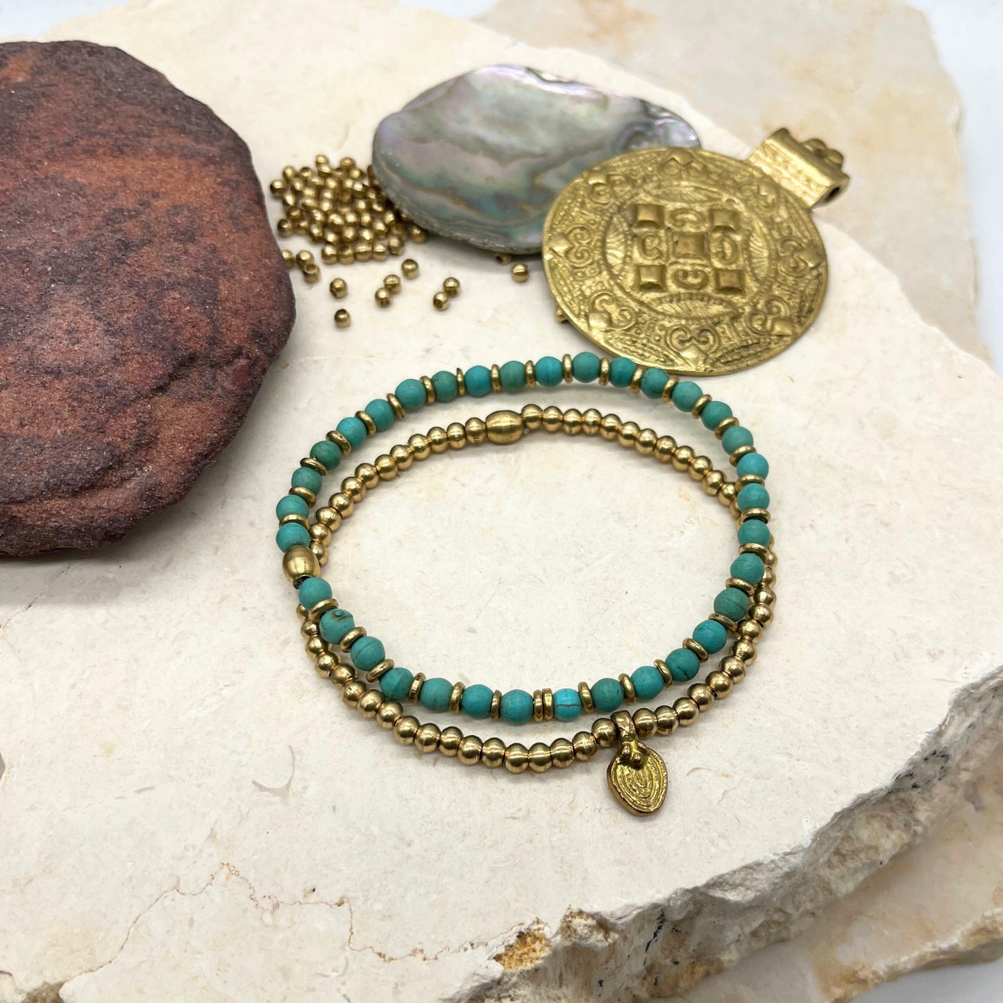 סט צמידים- טורקיז ובראס עם תליון