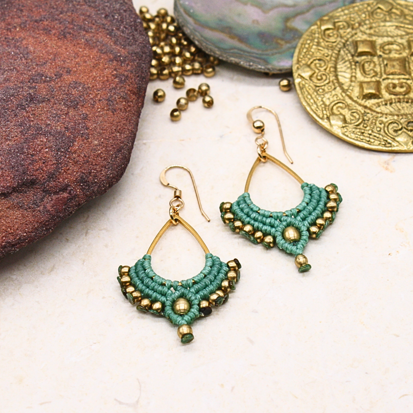 עגילי מיקרו מקרמה  לוטוס בינוני בצבע קצף ים