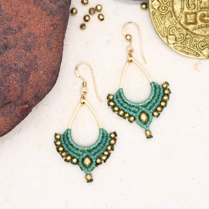 עגילי מיקרו מקרמה  לוטוס בינוני בצבע קצף ים