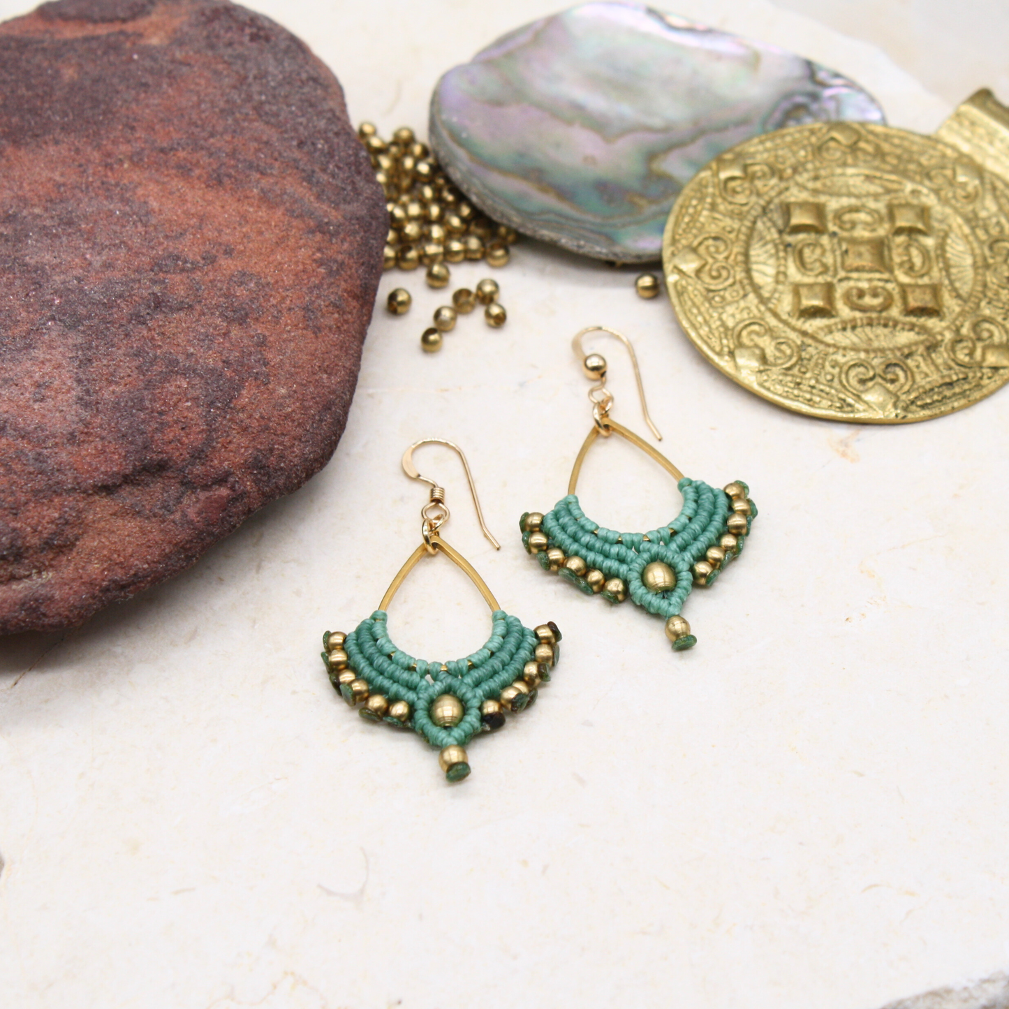 עגילי מיקרו מקרמה  לוטוס בינוני בצבע קצף ים