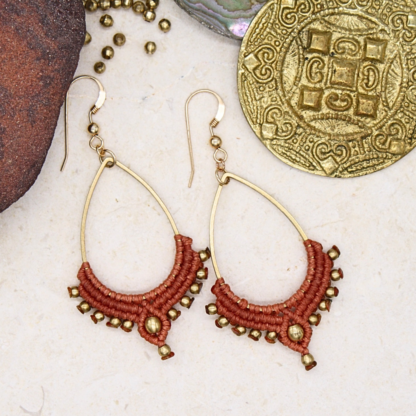 בצבע קורל L עגילי לוטוס