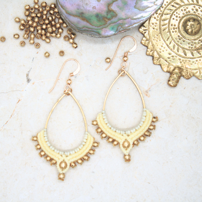 בצבע קרם L עגילי לוטוס