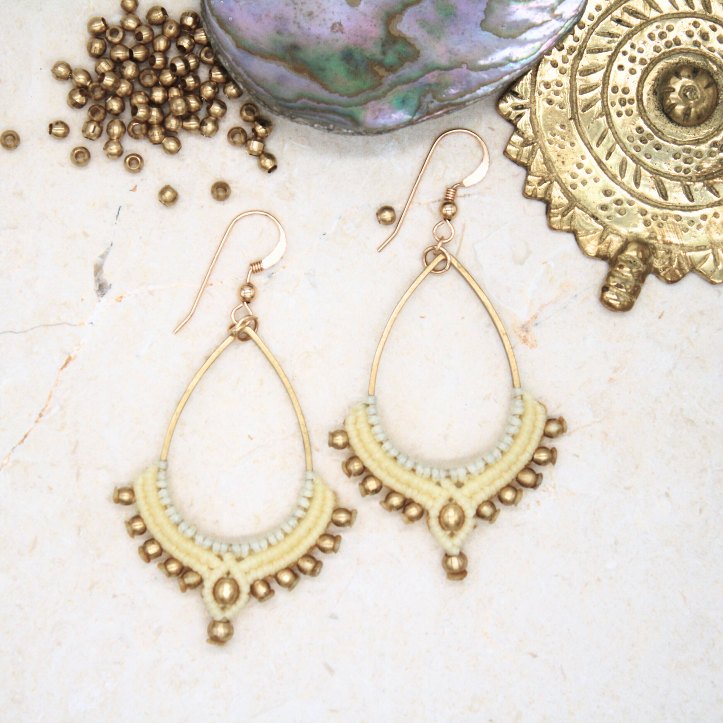 בצבע קרם L עגילי לוטוס